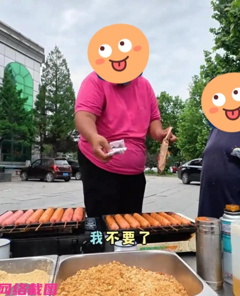 北京有个孩子拿着十块钱，来到街边烤肠的摊位要买一根五元的烤肠，摊主确认得到孩子只