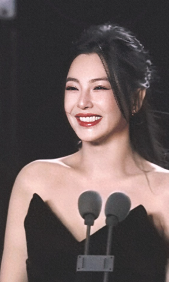 张雨绮黑色抹胸造型，美到让人移不开眼！