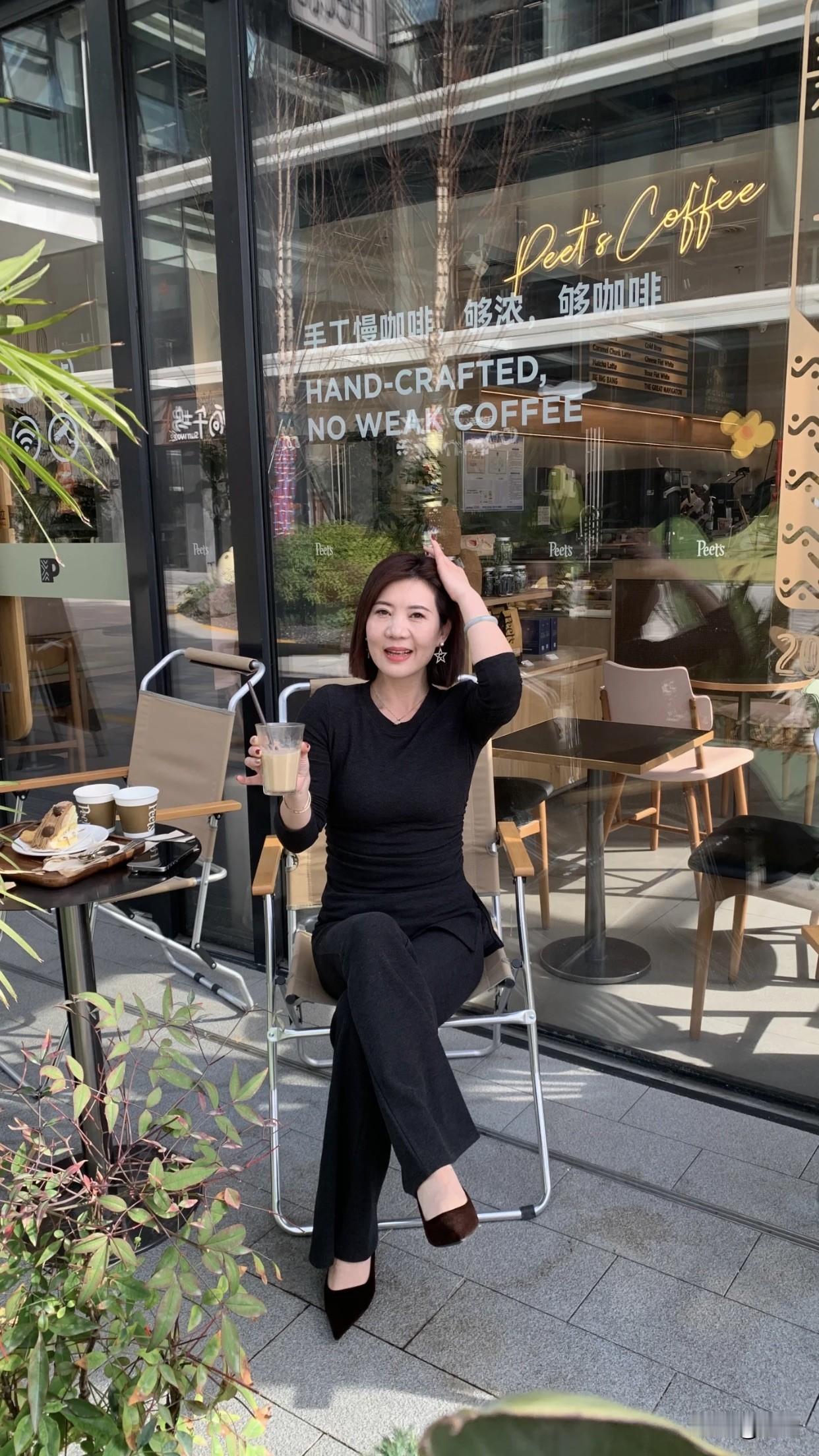 中年女人怎么穿才优雅?黑色系整体搭配避免全身黑配厚重材质，让单品别太死板，上下别