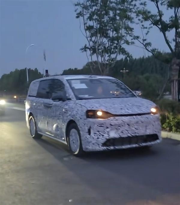 近日，网络上曝光了智界MPV内饰谍照，信息量很大从谍照看，这款MPV启用了全新的