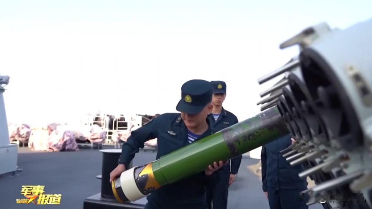 真是罕见，071船坞登陆舰近距离展示干扰弹细节，这弹体真不小啊？近日，在军事