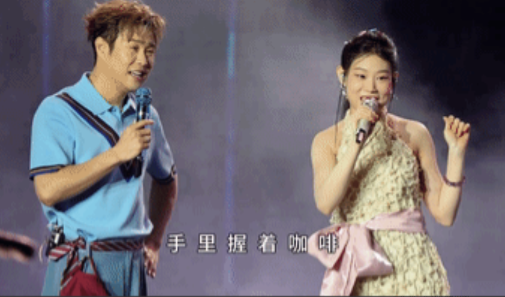 小沈阳在女儿跟前老不值钱了，总是一脸谄媚的“姨母笑”，跟着闺女一起唱歌，表情比闺