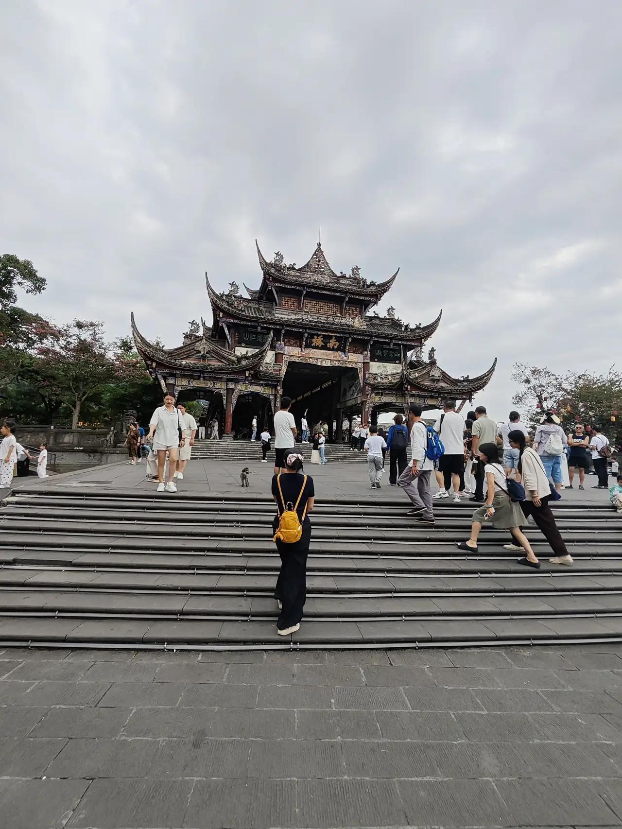 2025年8月打卡成都，看到了波澜壮阔的都江堰。都江堰位于中国四川都江堰市西北部