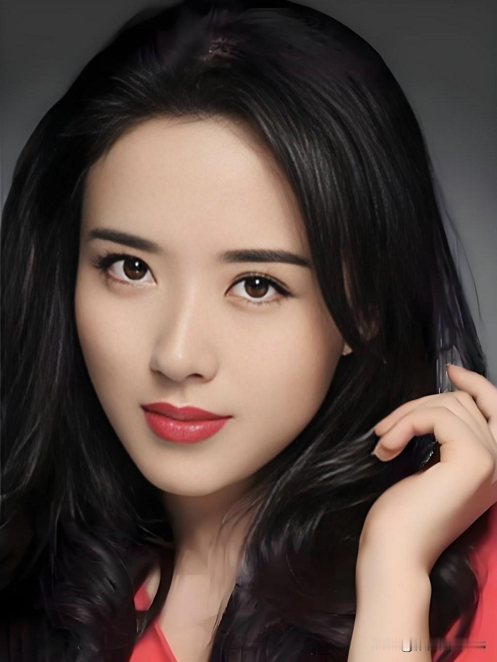 颜丹晨气质清婉如兰，多年沉淀出从容舒展的状态，眉眼间兼具温婉与笃定，自带不被岁月