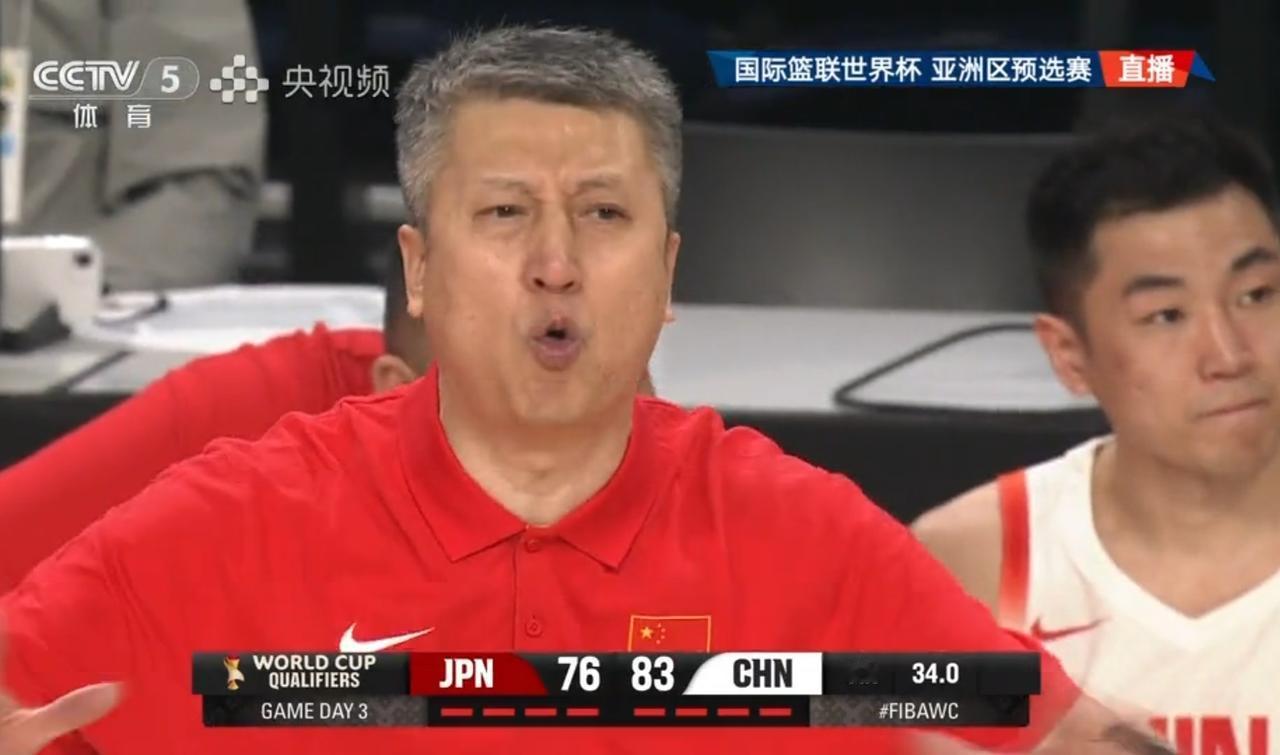 日本男篮在主场太嚣张，中国男篮上半场落后14分，日本男篮高兴的要上天了，中国男篮