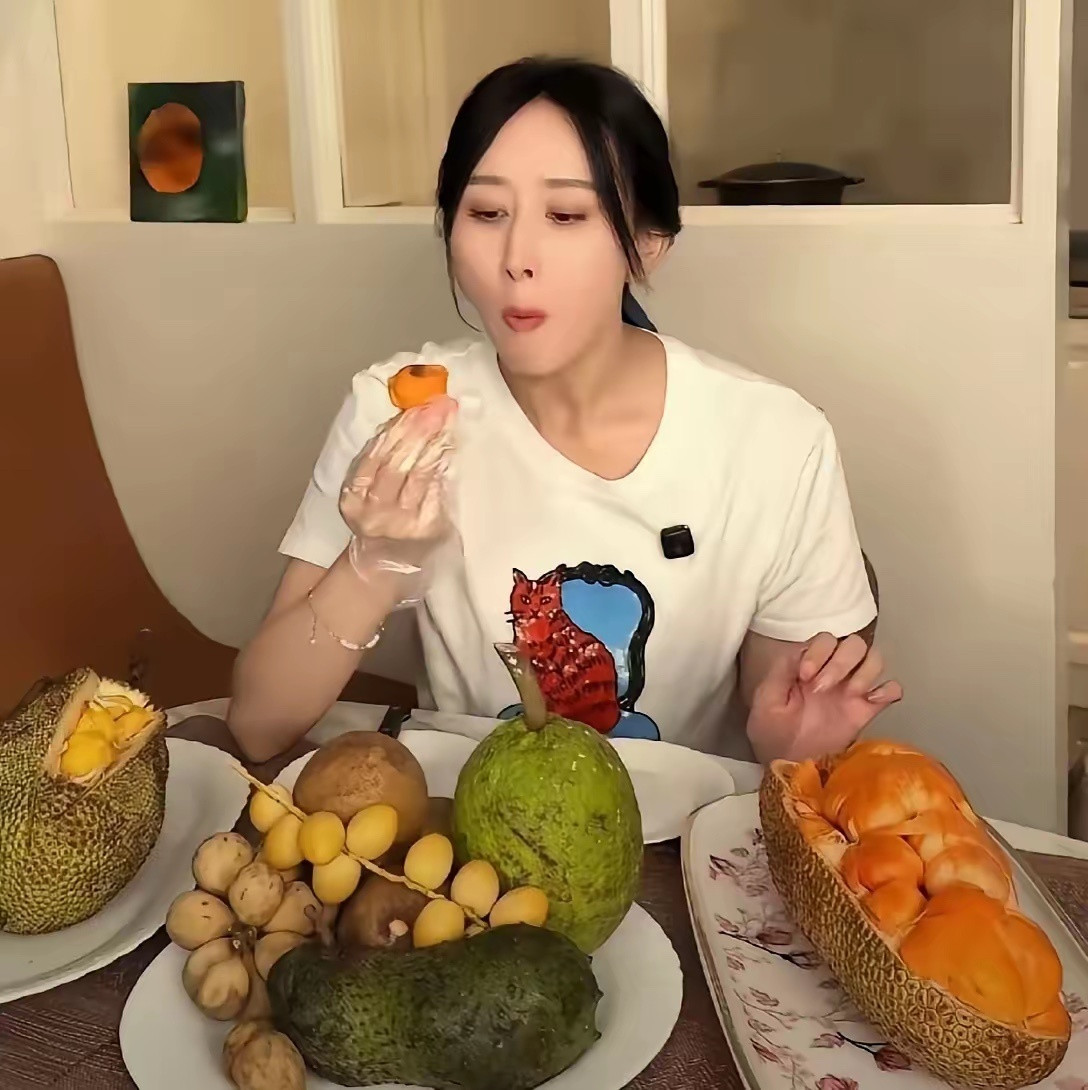 看了胡静在马来西亚晒的那桌水果，除了菠萝蜜，其他好多咱都没见过，真是开了眼界了。