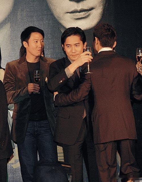 刘德华、梁朝伟、黎明华仔很忙，抱一个，聊一个。​​​