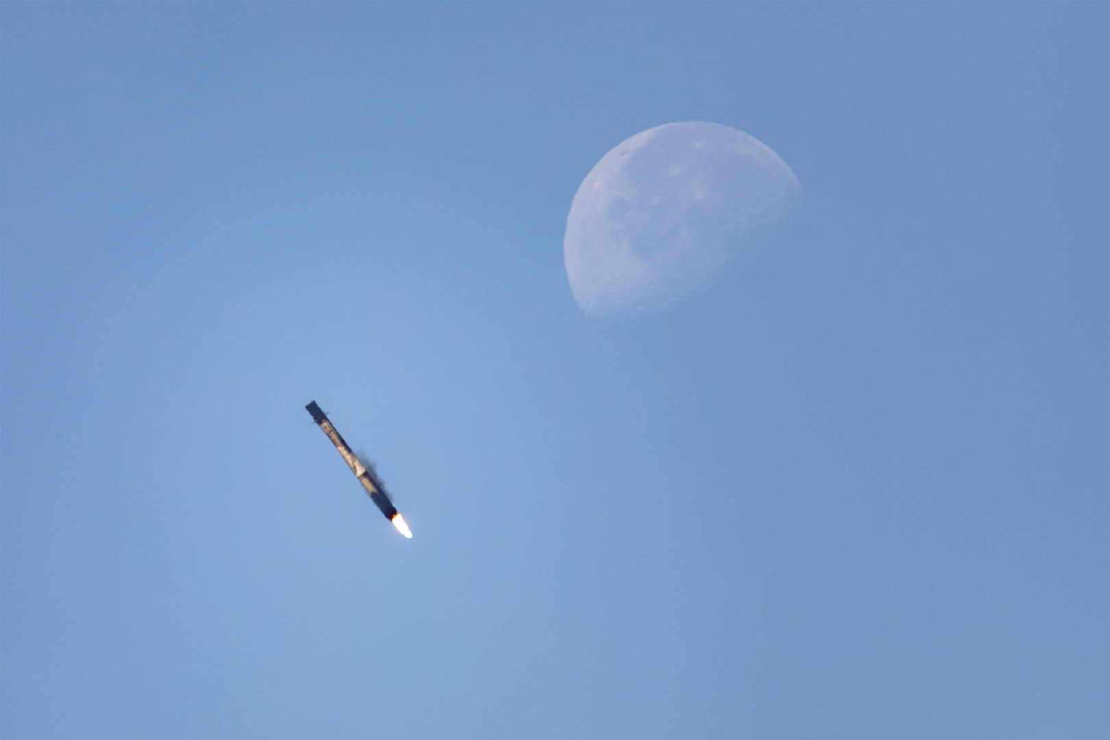 北京时间2026年10月2日2时8分，SpaceX从范登堡太空军基地SLC-4E发射台使用B1082