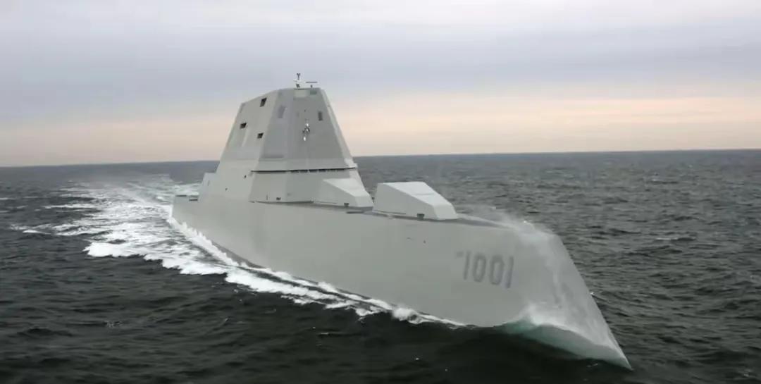 <em>朱姆沃尔特级驱逐舰</em>刚出来时大家觉得它很酷，但没啥实战能力。原来的舰炮每发炮弹8