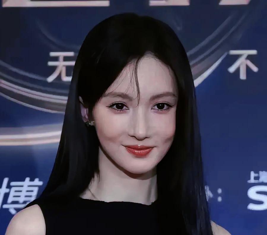 金晨这脸到底整没？刚刷到她最新活动生图，鼻子尖得像支铅笔，鼻翼几乎缩没了，正面看