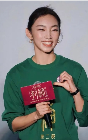 这事最搞笑的是，她居然主演了个《封神》！高考179分勇闯天涯，不是封神是啥？