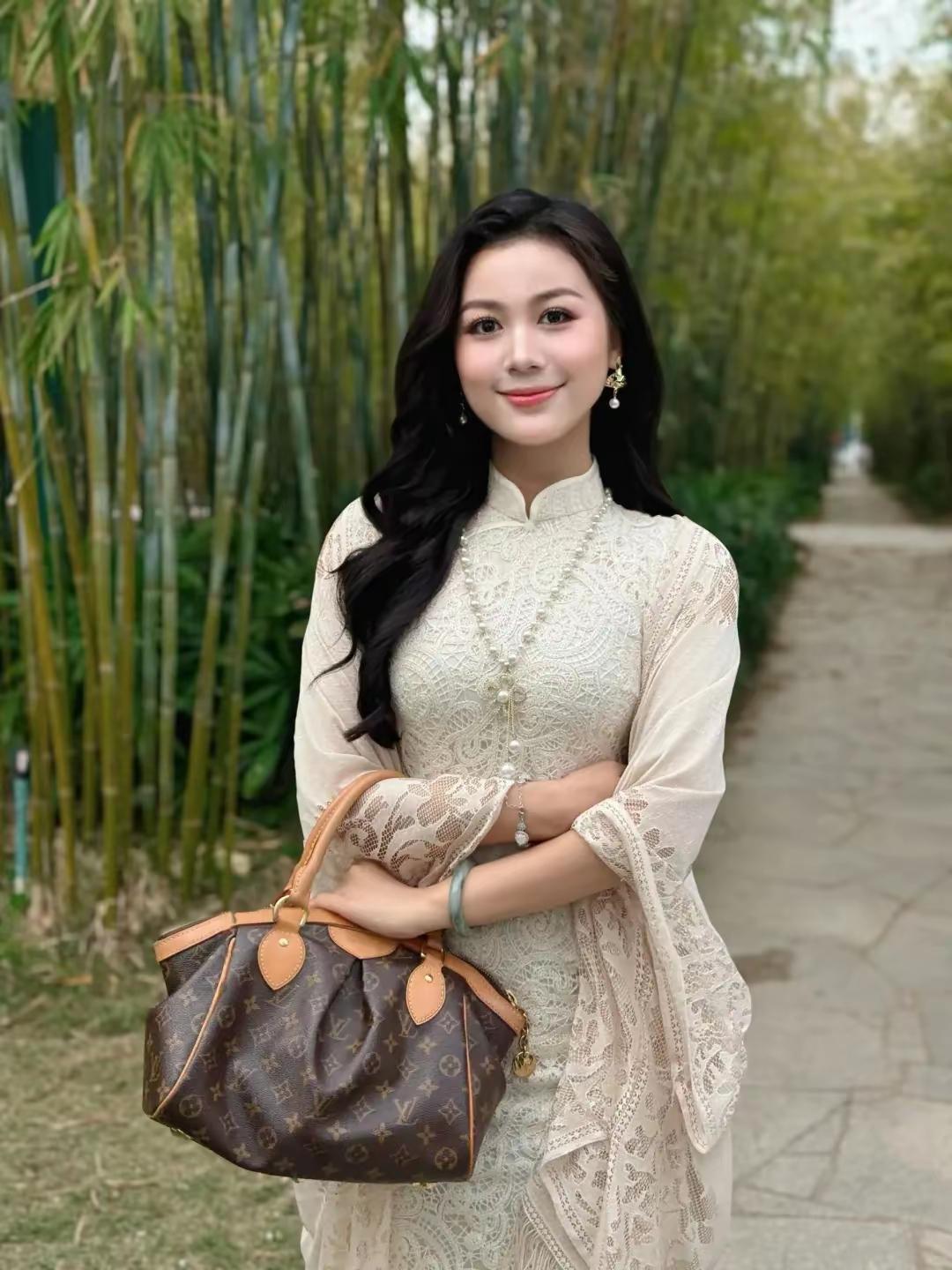 以经历为凿，以反思为刃，在时光的粗粝中，将混沌雕琢成秩序，将脆弱淬炼成锋芒。不取