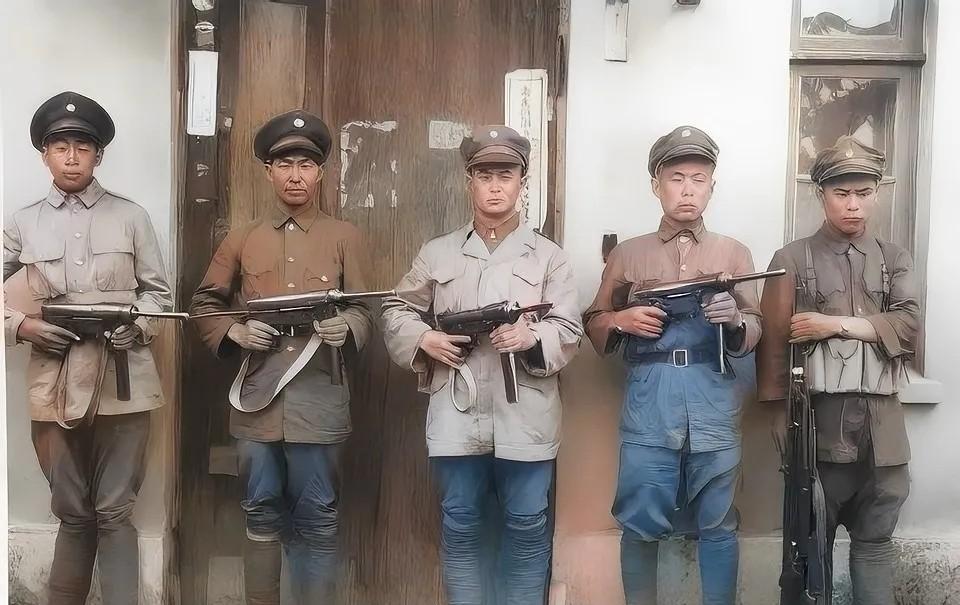 右边第一个人戴了块手表，看着是不是挺惹眼？这些士兵因为长期训练、行军打仗，大多