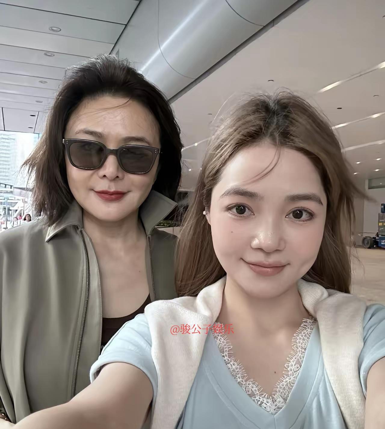 关之琳近日现身中环街头，依旧神采奕奕。当天她穿着浅军绿色短款上衣配牛仔裤，戴着墨