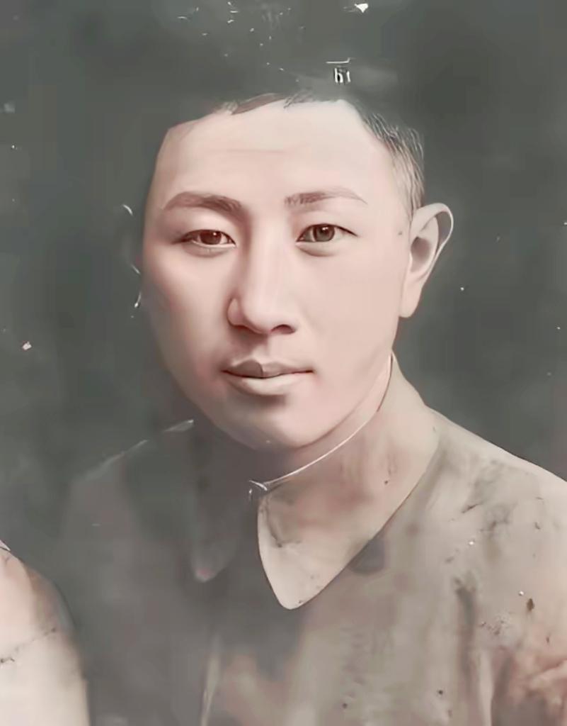 1936年，西安事变中，侍卫翁自勉舍命救蒋介石，导致右腿落下终身残疾。面对这位救
