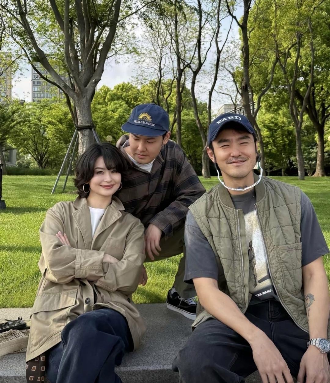 阮经天和弟弟，弟妹合照，弟妹长得好漂亮啊。
