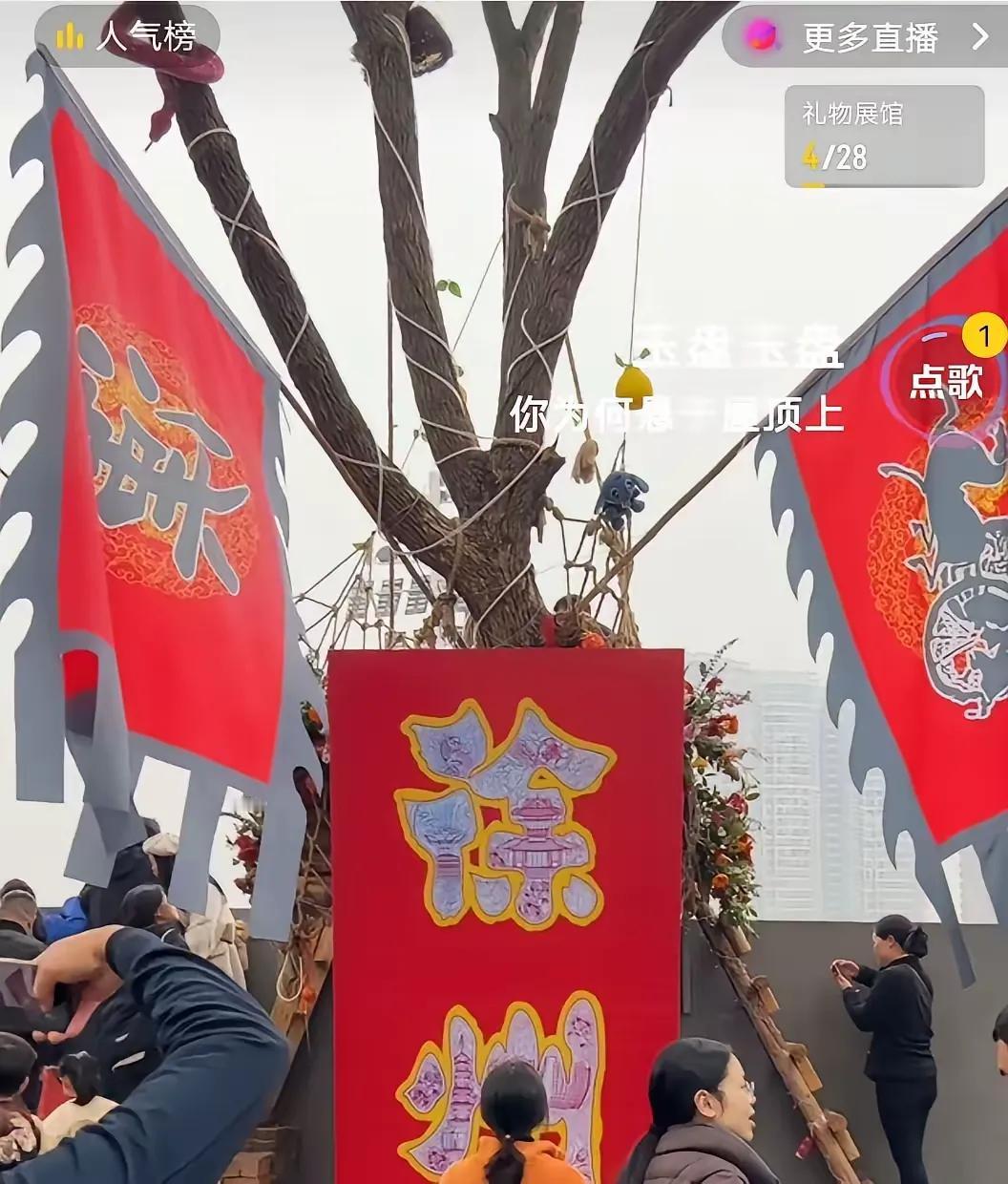 最近徐州那面黑龙旗的事儿看得人又气又热血！本来是网友挂的汉风龙旗，红底黑纹特大气