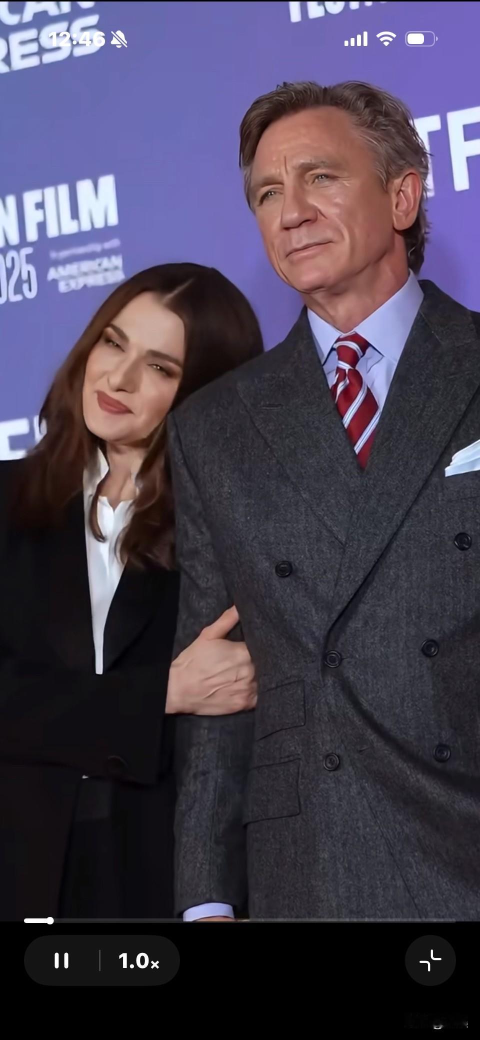 不演007后，苍老得挺多，他老婆是没变。蕾切尔薇姿真是太厉害了，一点不显老。[
