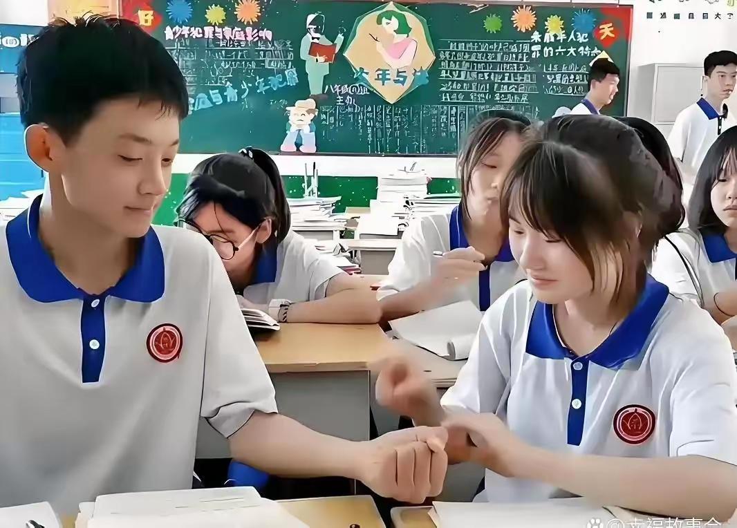 见过太多强硬打压早恋的方式，这位班主任的操作才叫真高明，简直把青春期心理拿捏得死