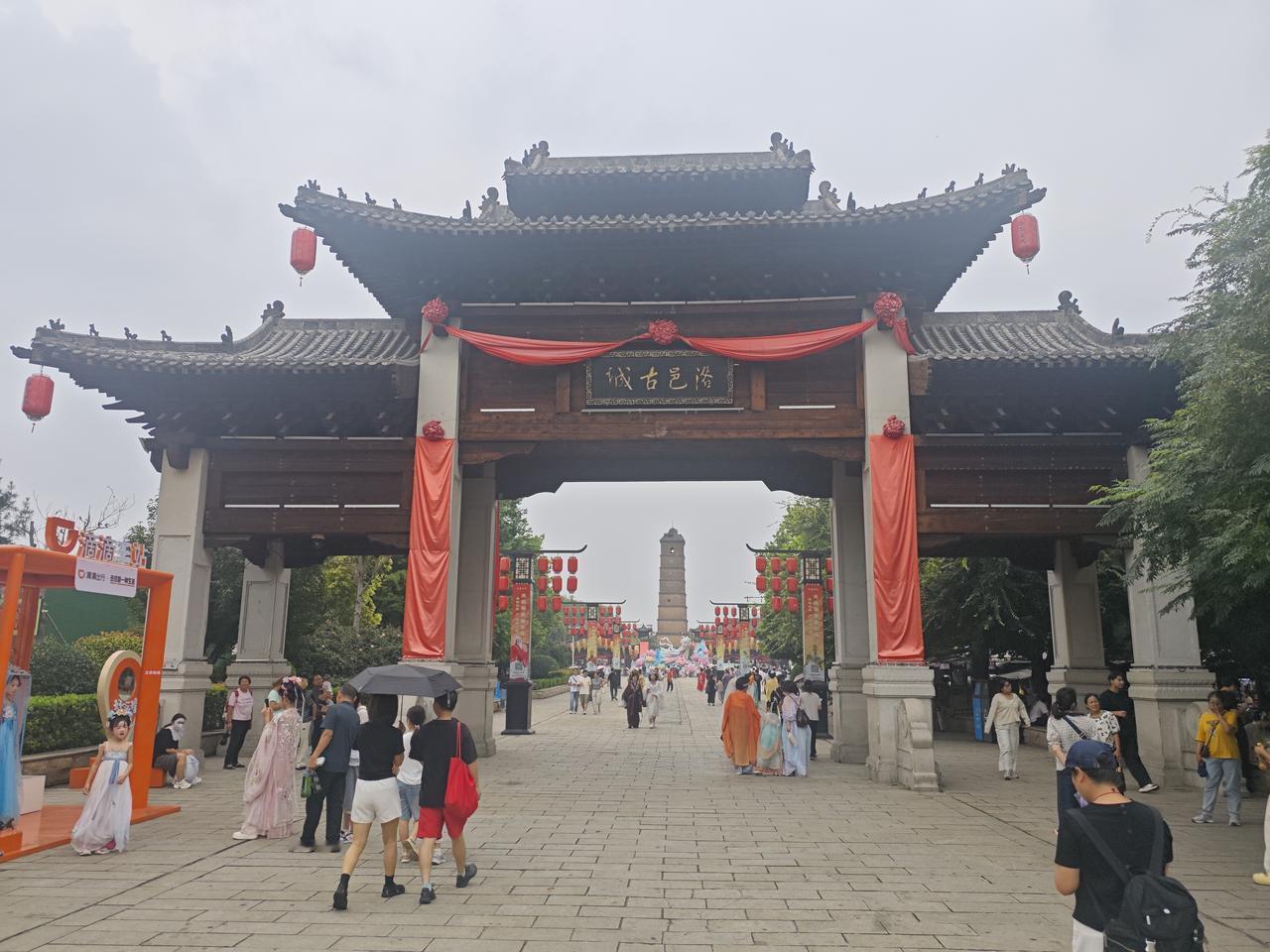 新兴产业的大产业这次来洛阳，住宿在洛邑古城附近，简单休息后，便徒步进入洛邑古