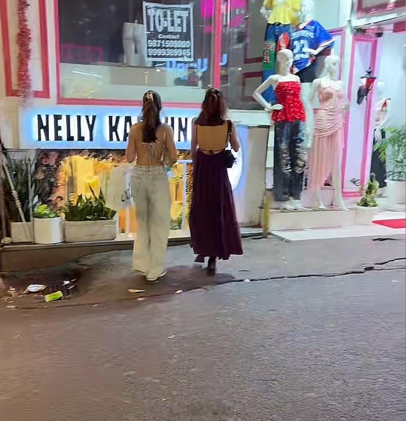 好家伙，在印度敢穿这么清凉逛街，这些妹纸挺勇啊
