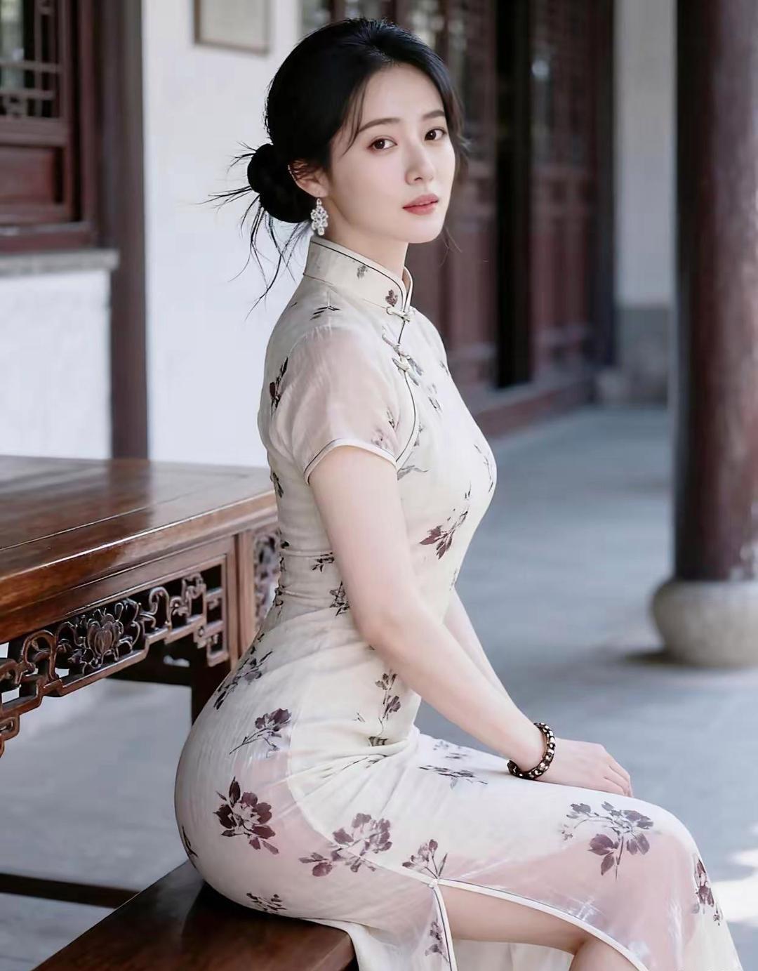 姐姐穿这袭印花旗袍，尽显东方美韵！浅色底衬得肌肤莹白，花卉图案添雅致气韵。修身剪