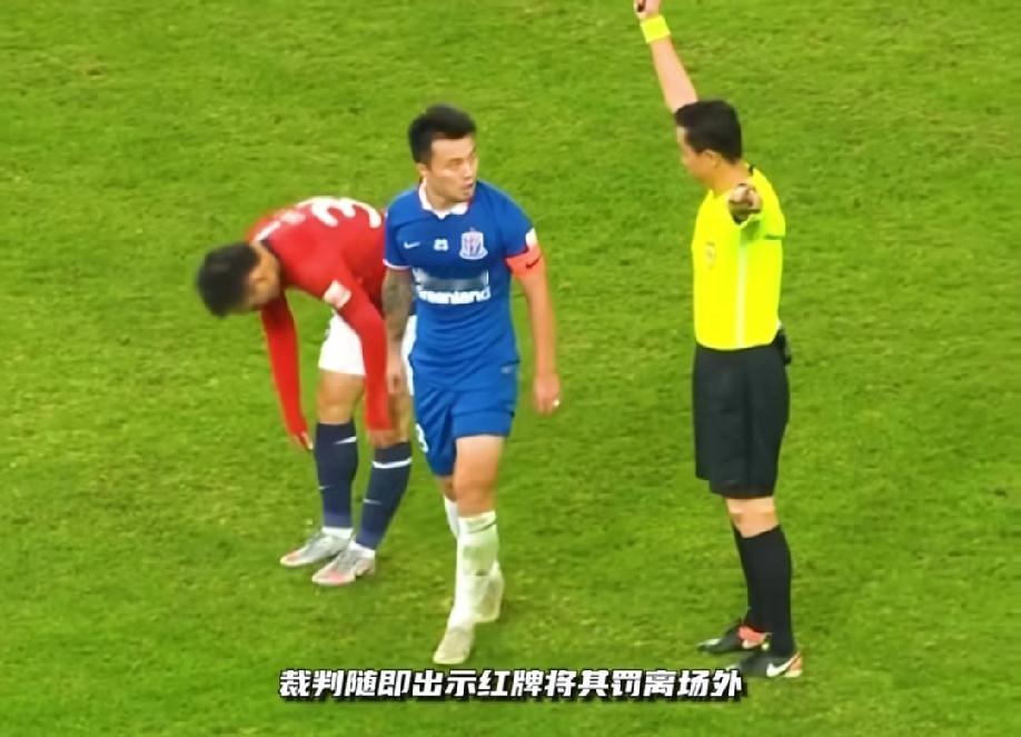 中超赛场再现争议判罚！这一幕发生在上海申花和重庆当代的比赛中，当时上海申花队球