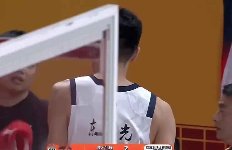 9分钟4中4，转头被轰出场王少杰刚把山西内线搅得七荤八素，裁判哨子又响了。