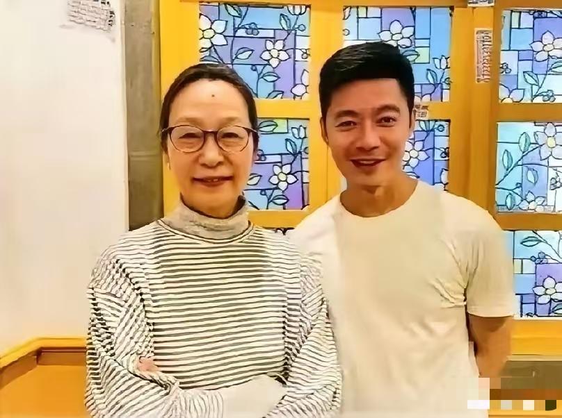 奚美娟和周野芒。可惜了德艺双磬这个词语，以后严谨给任何活人发布德艺双磬称号，这些