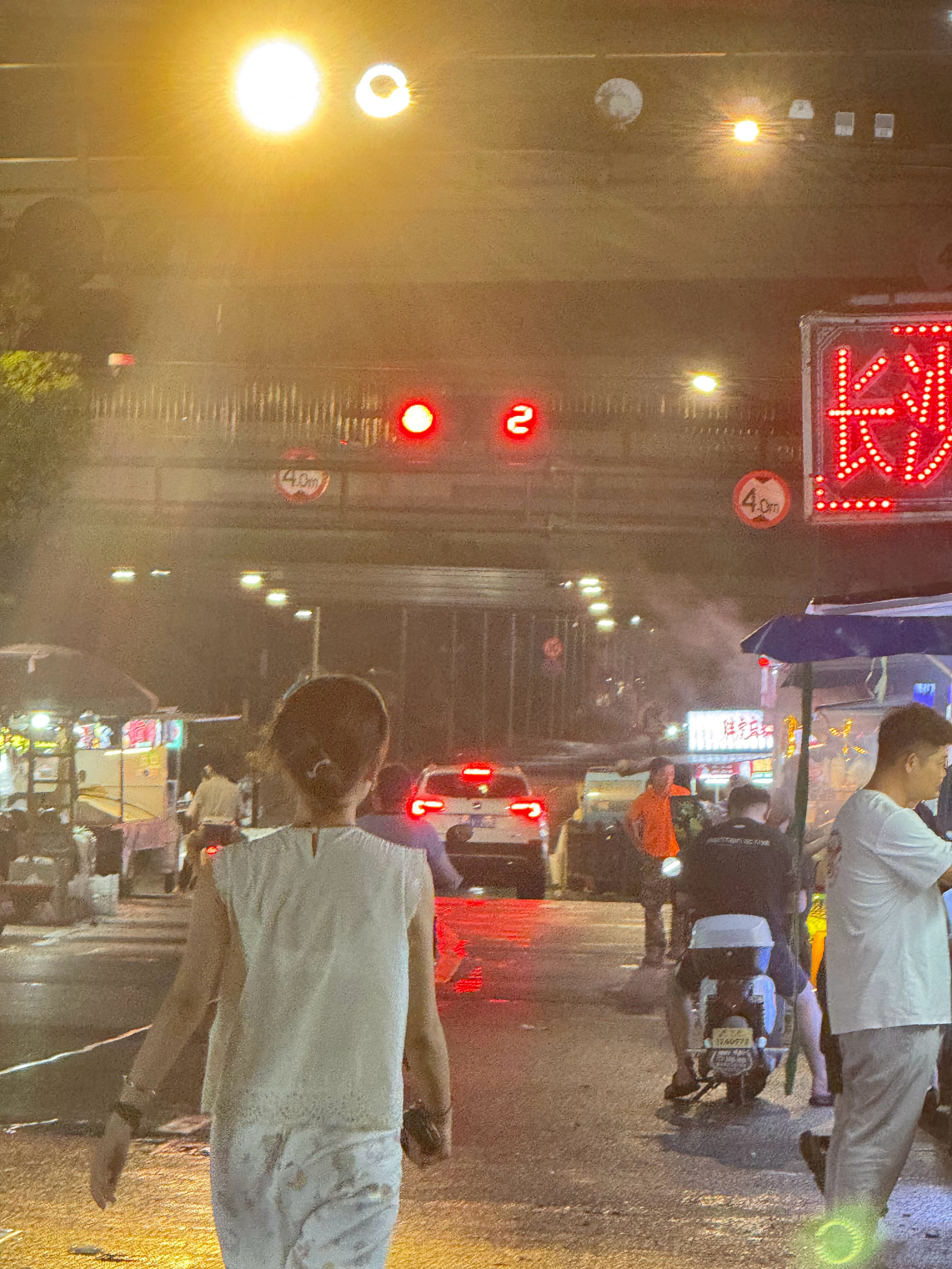 就说是不是针对我？一个红绿灯路口，一个交房租老实本分的我，跟谁讲理去？
