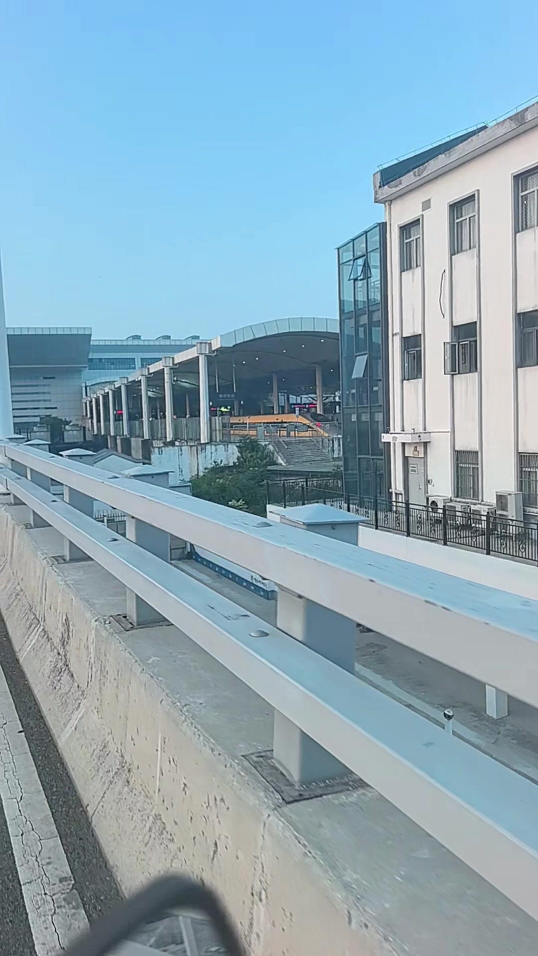 徐州东24站台，2818次高铁整装待发，即将前往南通盐城巡检徐盐盐通高铁。秋日朝