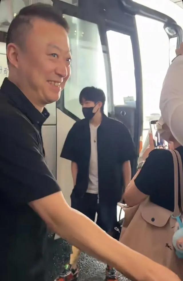 国乒出征横滨！！！北京时间8月5日，国乒大部队正式集结，出发日本，参加8月7日