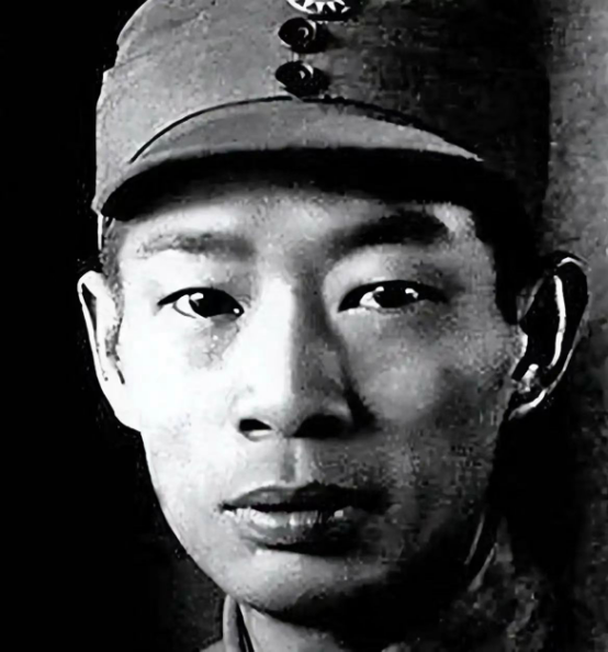 1934年冬，在血雨腥风的湘江岸边，血战突围的红九军团22师师长周子昆浑身是血的