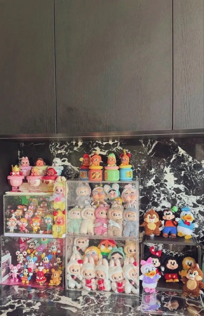 都说比黄金还贵的Labubu，杜淳老婆王灿兮家里却有好几柜子，这着实把网友们羡慕