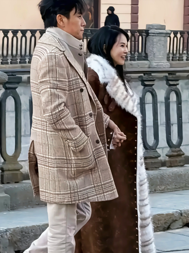 58岁伊能静和秦昊现身俄罗斯皮衣外套条纹丝袜名牌包尽显奢华58岁的伊能静和秦昊