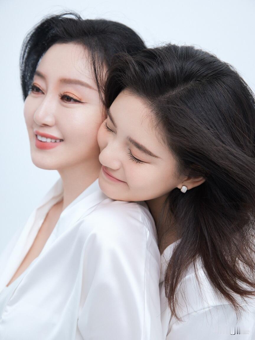 母子纯白色艺术照合影，总体上来看，妈妈好像比女儿更好看。母子合影母女照合影母