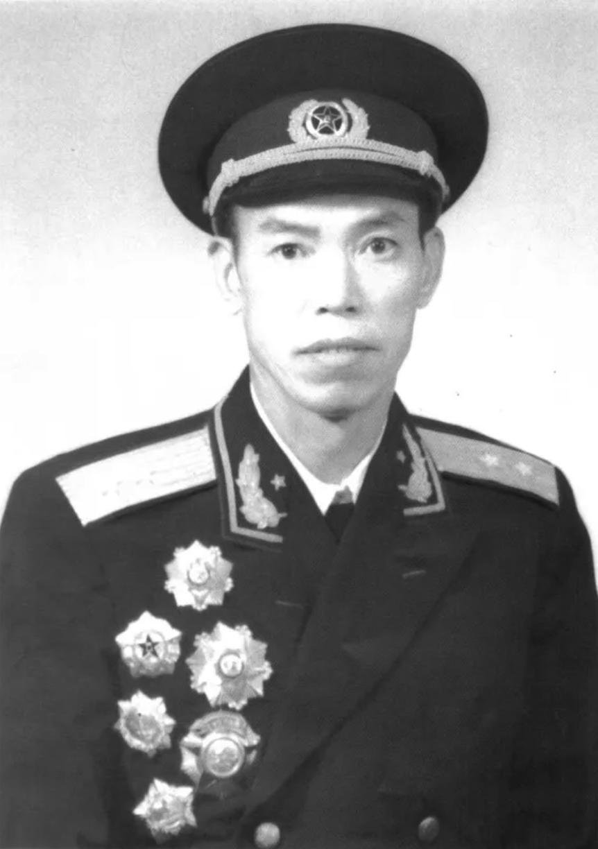 1967年，梁兴初调任成都军区司令员后，刚上任，就想去见邓华，秘书连忙劝阻，梁兴