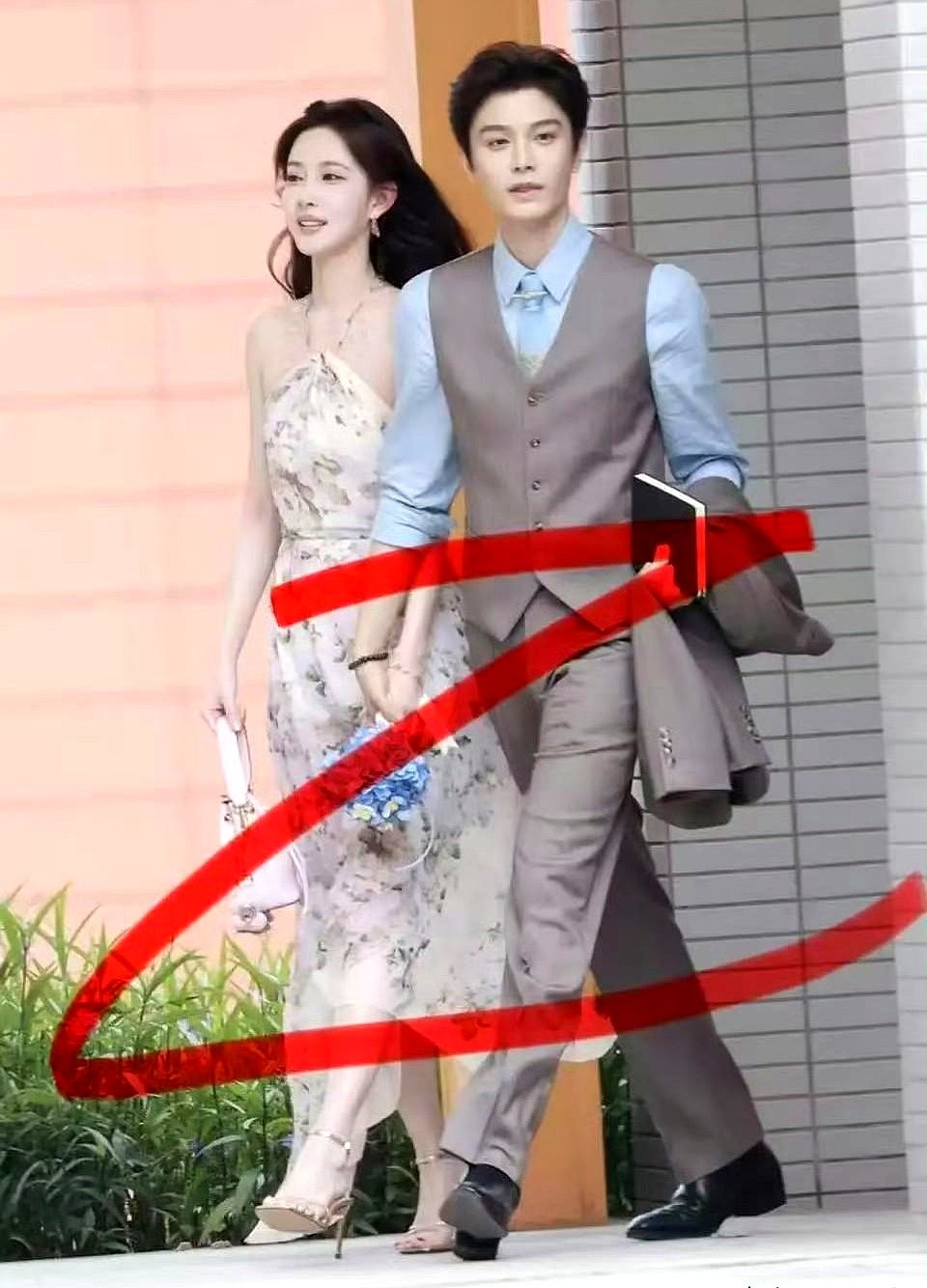丁禹兮和孟子义街头牵手压马路的照片一出来，评论区直接炸了锅。这是新剧爱在无尽夏的拍摄现场。没有反光板