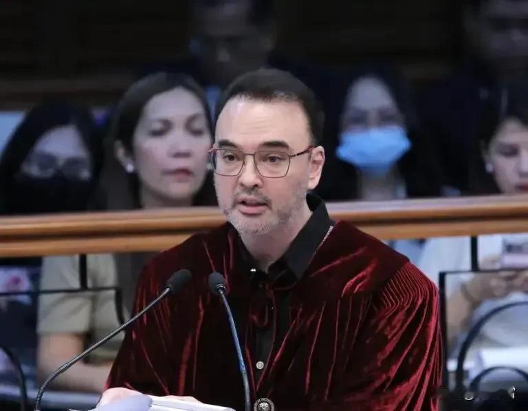 红袍一穿，瞬间来劲？菲律宾参议院少数党领袖卡耶塔诺近期全程死磕两件事：一是逼最高