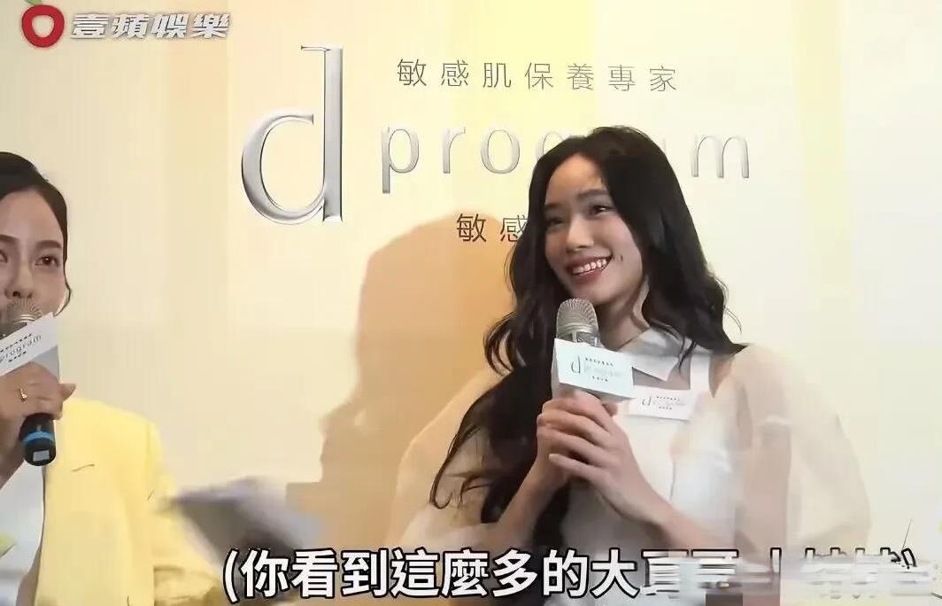 小S的二女儿Lily接到了代言。是一款抗逗系列的护肤品。Lily高兴的心情溢于言