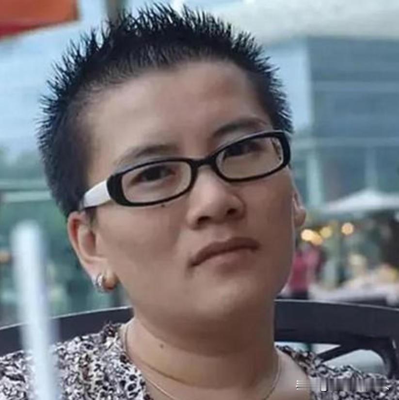 2005年，宁夏姑娘耿兰俊不顾父母反对，做了国内首例“女变男”的手术，当男性器官