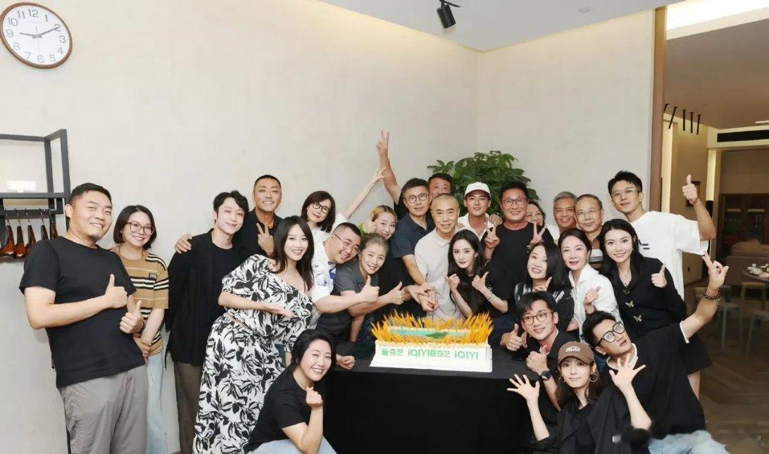 这么一看，杨幂真的是合影杀手，这不仅仅是站到C位就能做到的！​​​