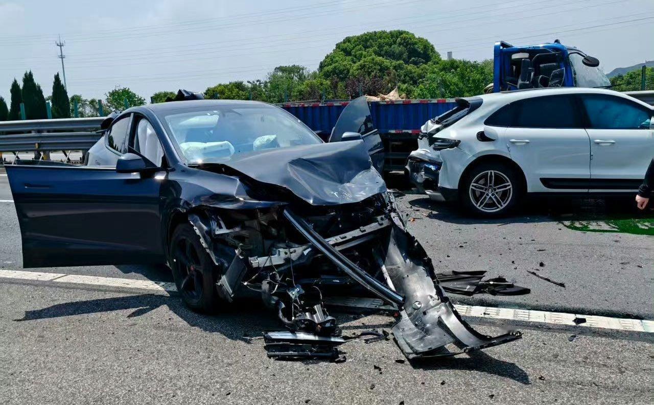 被8吨货车追尾的ModelY，一体式压铸工艺再立新功？大v聊车​​​