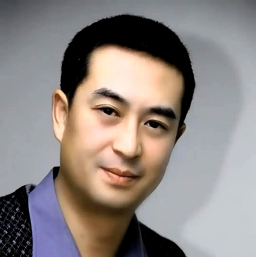 张嘉益那滴滑进饭碗的眼泪，真不是演出来的。《主角》里胡三元出狱，看到外甥女忆