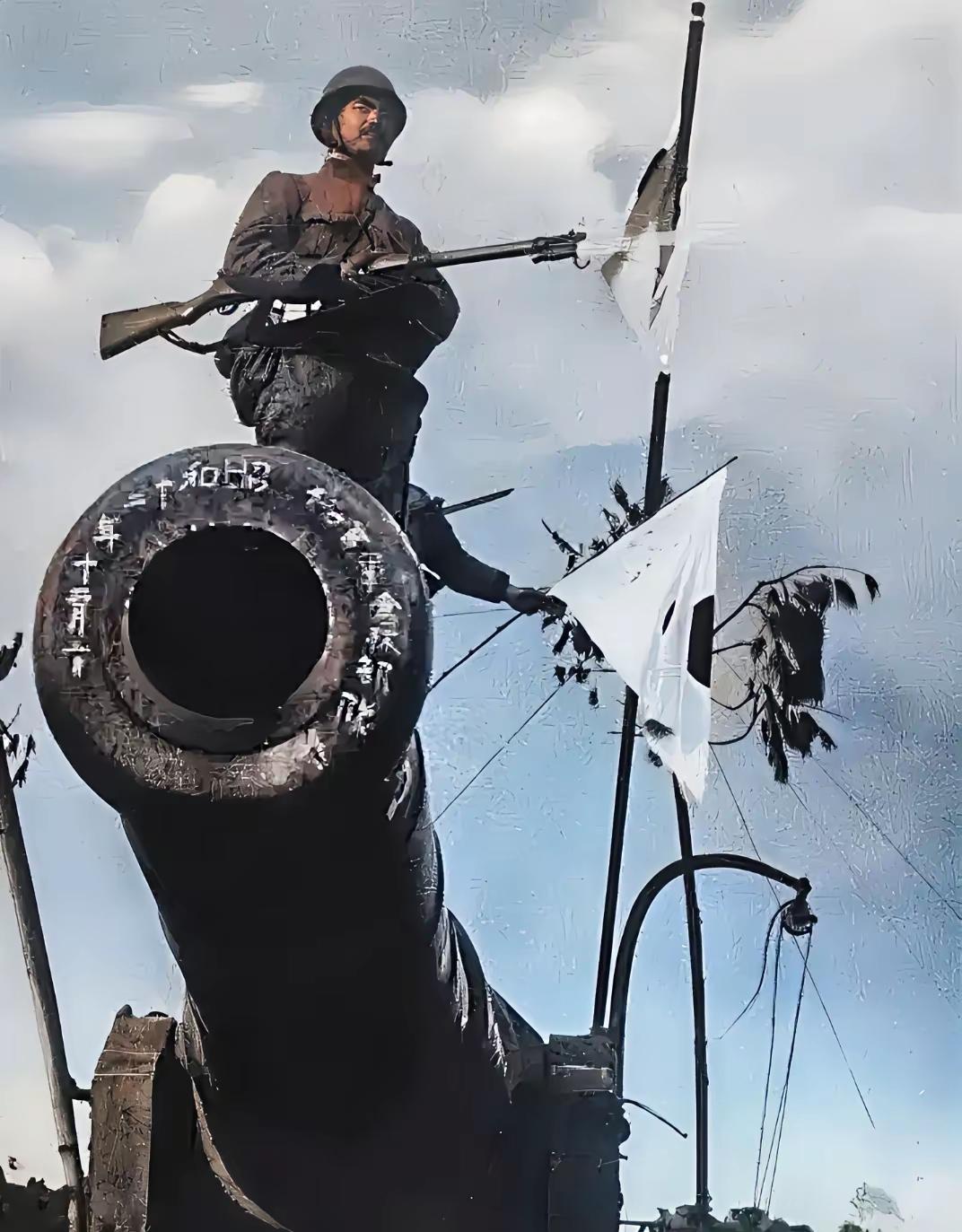 看到日军在占领的炮台上照相，并在炮口上写下了他们的部队番号，这些来自第13师团步