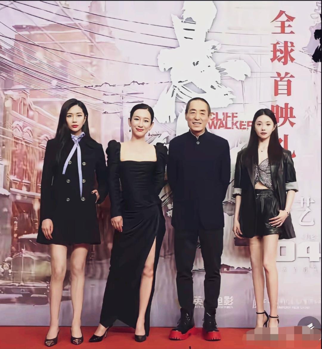 张艺谋与三位女星的合照！唯有秦海璐有大女主范儿！左右两边两位小星虽然年轻漂亮，却