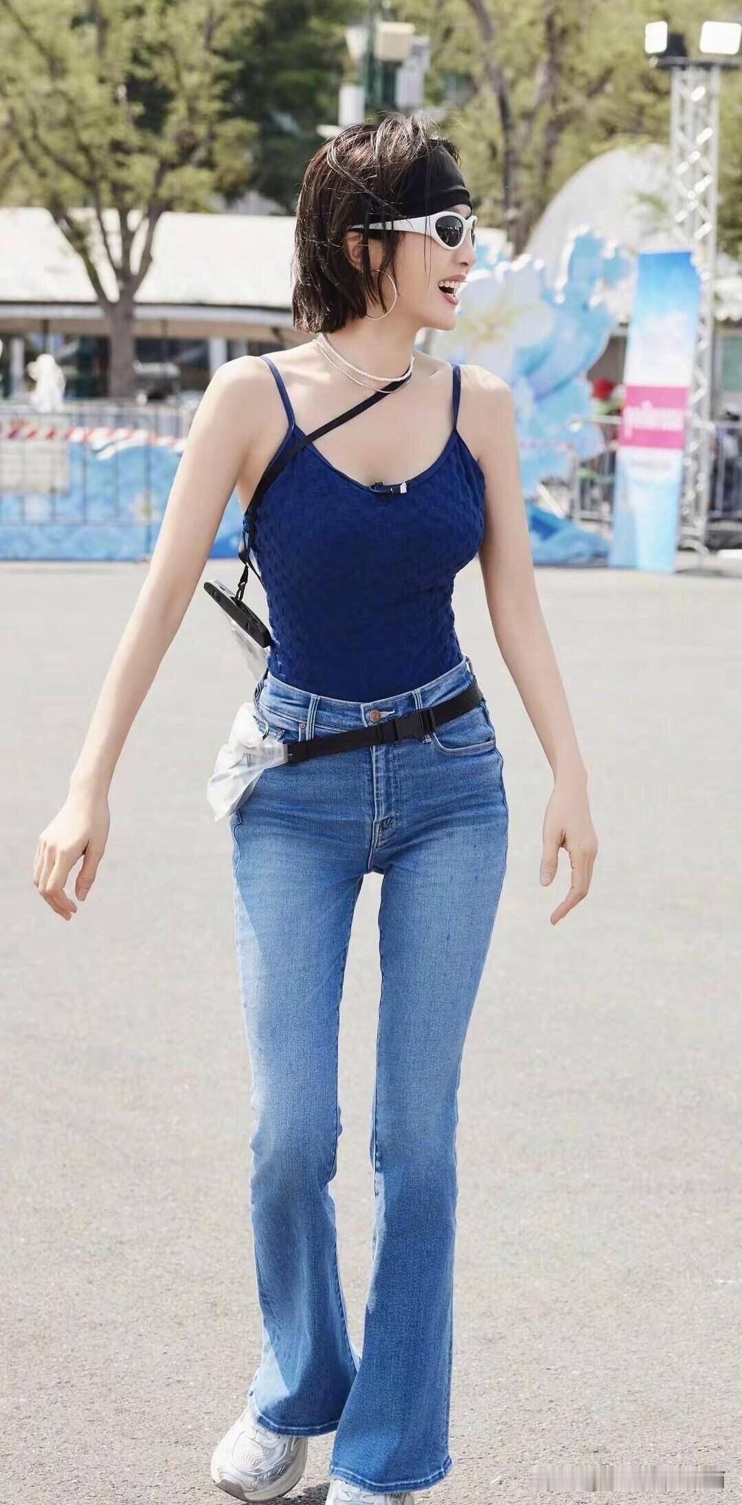 这才是秦岚最真实的长相，确实漂亮，40多岁了还跟少女一样，曼妙的身材，走路都带着