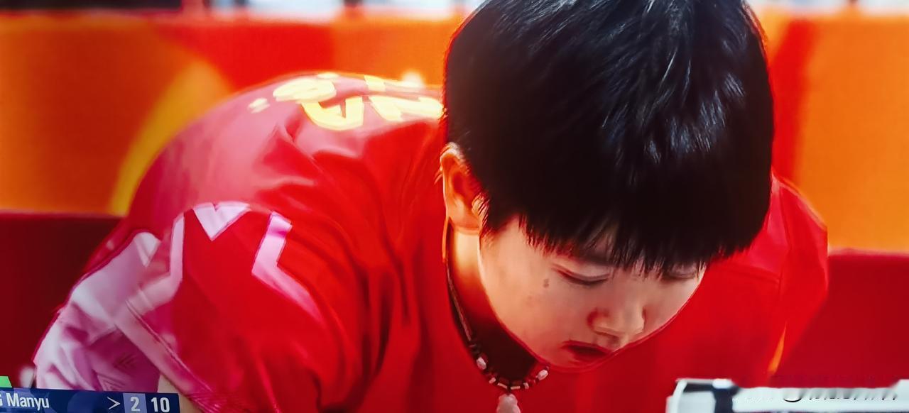 王曼昱4:2孙颖莎夺冠。这里要调侃一下孙颖莎了[捂脸哭]，她也太不把世界第一和亚