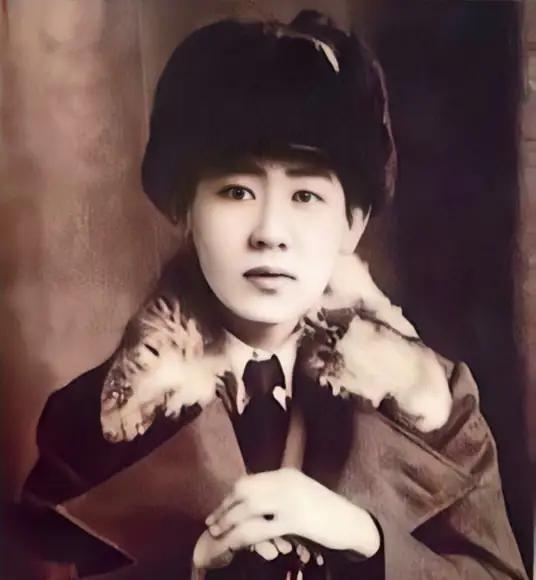1945年，川岛芳子落入军统手里，可军统手段用尽，她就是没反应。这时，戴笠拿着尺