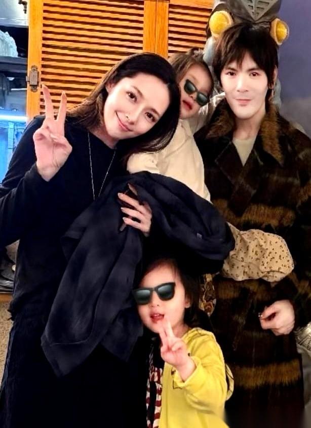 最戳我的，不是那张全家福。是那个瞬间。女儿眼睛盯着一辆玩具车不动了，他立马就